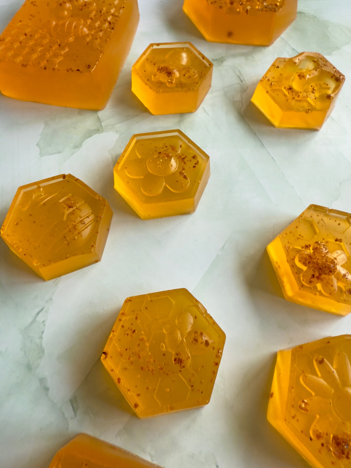 Honey Papaya Pop – Test-Batch Honey Soap | Citrus-Fruity Hex + Bee Bars